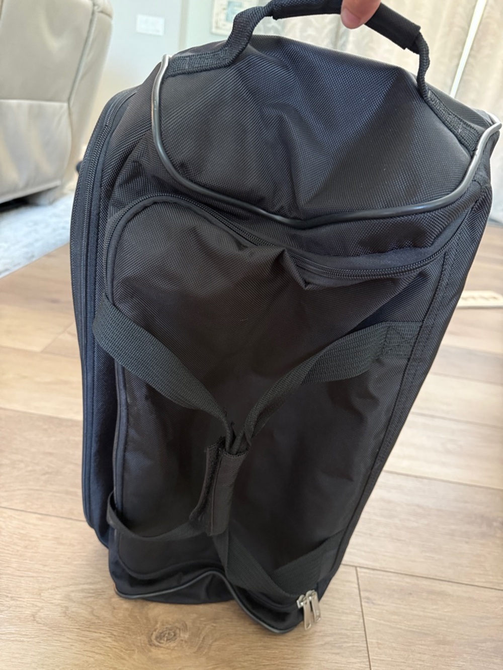 EUC Samsonite Medium Black Wheeled Travel Duffel Bag w/Handle Bar.